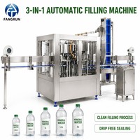 Machine de remplissage automatique d'eau potable pure minérale en bouteilles PET et en verre, facile à utiliser, avec fonctions de rinçage, de remplissage et de bouchage.