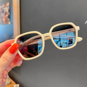 Gafas de Sol Versátiles, Lindas y Dulces con Marco Cuadrado Extra Grande <span class=keywords><strong>para</strong></span> Niños y Niñas, Gafas de Sol <span class=keywords><strong>para</strong></span> Exteriores, Fiestas, Vacaciones, Viajes, Accesorio <span class=keywords><strong>para</strong></span> Fotos - Product Image 2