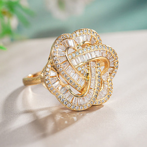 Anello a Forma di Cuore con Tre Petali per Donne, Delicato Gioiello da Dito in Stile Principessa alla Moda - Product Image 5