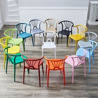 Chaises de salle à manger et tabourets en plastique de style ferme nordique, design minimaliste moderne, tendance pour la maison, le bureau et les salles de conférence