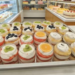 ขวดพลาสติกใสแบบมีห่วงดึงสำหรับใส่เค้ก ขนมหวาน น้ำผลไม้ และโซดา พร้อมฝาเปิดง่าย รับผลิตตามสั่งพร้อมโลโก้ ขายส่ง - Product Image 4