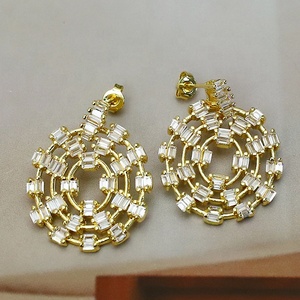 Boucles d'oreilles pendantes de luxe en zircon, plaquées or 24 carats, design ajouré vintage élégant, bijoux pour femme pour soirée - Product Image 4