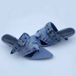 Sandalias de tacón bajo de mezclilla para mujer con punta abierta, tiras con hebilla, estilo tanga, para vestir, de verano, con punta en pico, tipo mules - Product Image 4