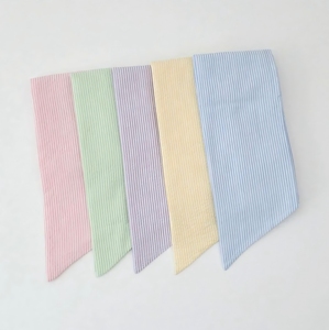 Couronne de Pâques personnalisée en seersucker avec monogramme, nœud et sash pour porte d'entrée, décoration de porte de printemps pour Pâques - Product Image 6