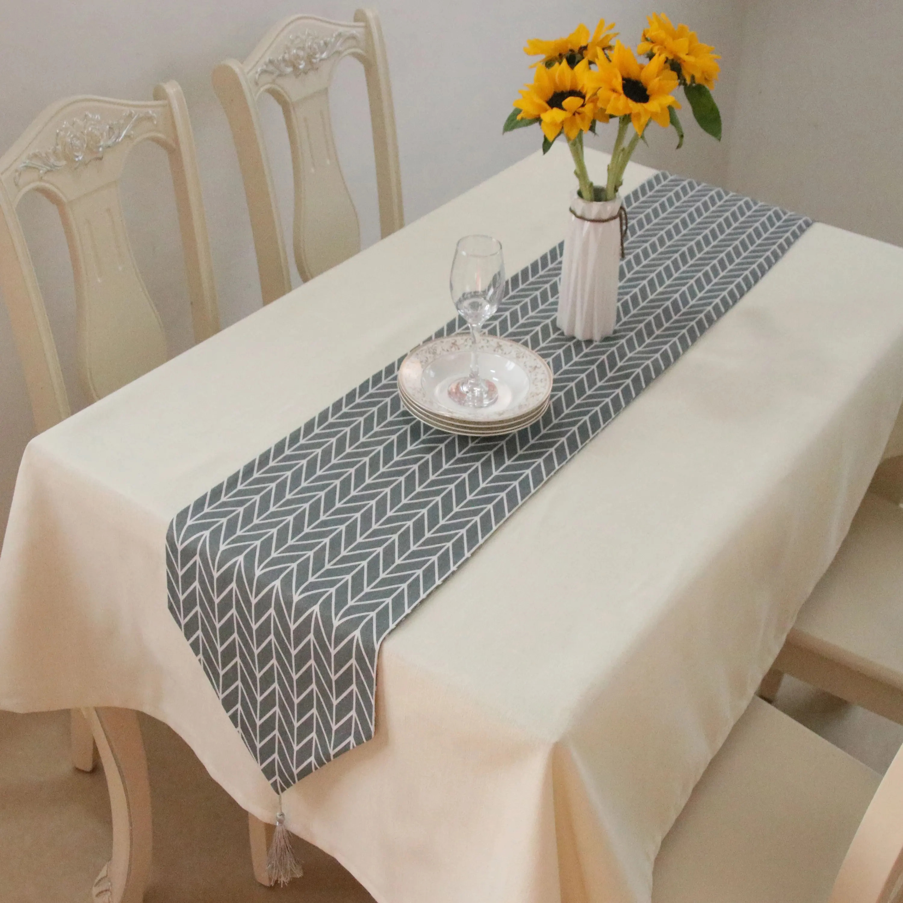 مفرش طاولة ساتان كتان مقاس 12.5 × 87 بوصات للبيع عبر أمازون مناسب لحفلات الزفاف والحفلات