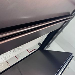 Porte d'entrée double contemporaine minimaliste en aluminium moulé avec panneaux horizontaux et incrustations en laiton, portail de sécurité sur mesure - Product Image 5