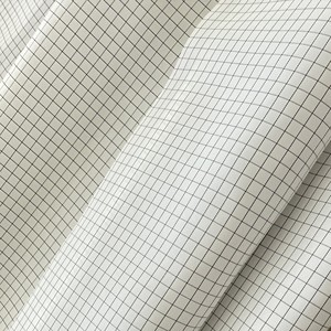 Échantillon gratuit blanc 5mm grille rayure polyester carbone conducteur antistatique Plaid ESD tissu tissé <span class=keywords><strong>pour</strong></span> salle blanche vêtements vêtements vêtements - Product Image 3