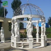 Grand gazebo de jardin en marbre blanc avec toit en fer pour mariage en plein air
