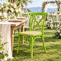 Chaise vintage en bois massif coloré avec dossier en X et assise en rotin, empilable, pour mariage, banquet, événement, location de mobilier, prix de gros