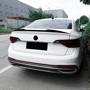 Alerón trasero Volkswagen en negro piano con textura de fibra de carbono tipo cola de pato para Jetta MK7 2019+ - Product Image 2