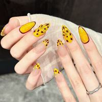 Ongles en acrylique à presser, forme amande, French manucure et décorations à pois avec perles dorées, options de vernis personnalisables, longueur moyenne, pour usage en salon de beauté et spa
