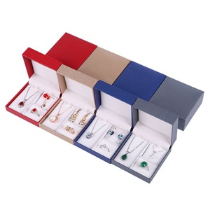 กล่องกระดาษหนังเทียมสำหรับเครื่องประดับขายส่ง พร้อมโลโก้ กล่องบรรจุภัณฑ์ของขวัญชุดเครื่องประดับ 3 in 1 แหวน ต่างหู สร้อยคอ สำหรับมอบเป็นของขวัญ - Product Image 6