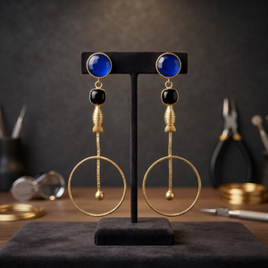 Boucles d'oreilles pendantes plaquées or avec pierre précieuse onyx noir, motif poisson, saphir et style ethnique - Product Image 3