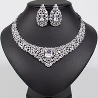 Ensemble de bijoux exquis pour mariage, collier et boucles d'oreilles ornés de zircones cubiques émeraude, accessoires élégants pour fête de mariage