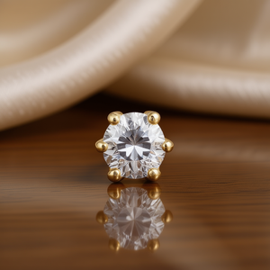 Boucles d'oreilles clous en diamant Tiffany & Co. en or 18 carats, taille brillant rond, sertissage griffe, bijoux de fiançailles classiques pour femme - Product Image 2