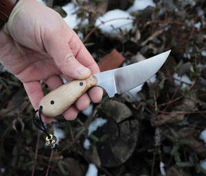 Cuchillo de Camping Hecho a Mano con Acero al Carbono 1095 de Grado Industrial, Punta de Gota, Mango de Cuerno de 5.5 Pulgadas y Funda de Cuero |   OEM/ODM Disponible | - Product Image 6