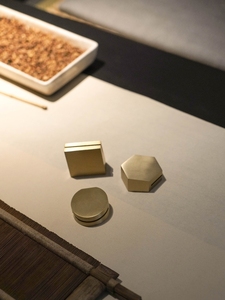 Set di Porta Cartoline in Ottone Stile Vintage Nordico con Base Irregolare, Espositore in Ottone Personalizzabile con Logo - Product Image 3