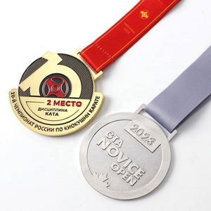 Medalla de Oro Deportiva de Fútbol, Karate y Carreras con Logotipo 3D de Aleación de Aluminio Pulido, Diseño de Fábrica, con Grabado e Impresión de Cinta Personalizada - Product Image 1