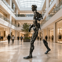 Statue contemporaine en bronze coulé de l'homme qui marche, grande sculpture creuse pour galerie, musée, décoration intérieure