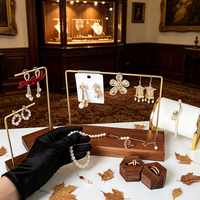 Présentoir à bijoux en bois pour boucles d'oreilles et colliers avec barre métallique et base en bois pour comptoir de boutique, coiffeuse et vitrine