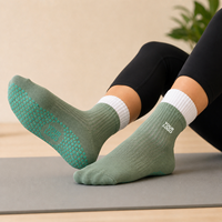 Chaussettes de yoga et de pilates pour femmes, en coton tricoté, antidérapantes, avec logo sur le dessous, couleurs personnalisées, collection automne, pour jeunes, idéales pour le sport et le ballet, fabrication OEM