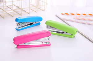 Grapadora Suministros <span class=keywords><strong>de</strong></span> <span class=keywords><strong>oficina</strong></span> Grapadora para estudiantes para libros gruesos Grapadora <span class=keywords><strong>de</strong></span> mano sin esfuerzo <span class=keywords><strong>grande</strong></span> multifunción al por mayor - Product Image 5