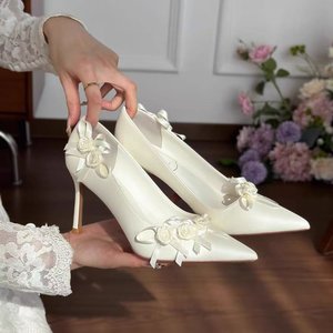Zapatos de tacón de aguja con punta en satén para mujer, con flor de tela y decoración de lazo, ideales para novias. - Product Image 1