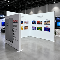 Mur d'affichage trois faces SEG pour stand d'exposition, avec fond graphique lumineux pour surveillance industrielle et marketing en salon professionnel