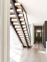 Escaliers modernes à double quille de qualité supérieure pour escalier Mono Stringer visible en bois moderne d'intérieur pour Villa