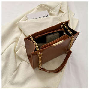 Borsa Tote con Grafica a Lettere alla Moda, Borsa a Tracolla di Lusso, Design Elegante, Grande Borsa Rossa da Donna - Product Image 6