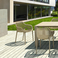Chaise de salle à manger moderne en plastique ajouré avec dossier et accoudoirs intégrés en grille respirante, empilable, pour terrasse extérieure, café et jardin