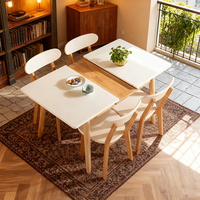 Table de salle à manger pour les espaces publics des maisons d'hôtes avec structure extensible, pouvant accueillir six à huit personnes confortablement