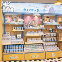 Vitrine murale écologique personnalisée avec barres de suspension et étagères lumineuses à LED pour sacs et rangement de peluches pour les magasins de jouets pour enfants