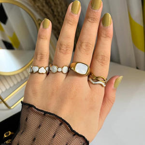 MECYLIFE Anillos de Dedo Que No Se Deslustran Chapados en Oro de 18K con Perlas y Piedras Preciosas en Blanco y Negro para Mujer, de Acero Inoxidable, Gruesos, Bijoux Femme - Product Image 3