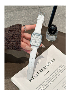 Reloj de Pulsera de Cuarzo para Mujer, Minimalista y Elegante, con Esfera Cuadrada y Correa de Silicona - Product Image 5