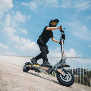 Vente en gros de trottinettes électriques KuKirin 800W 48V 15.6Ah pliables pour adultes, vitesse 45 km/h, autonomie 55 km, stock UK - Product Image 3