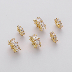 Fournisseurs <span class=keywords><strong>de</strong></span> <span class=keywords><strong>bijoux</strong></span> Yiwu cuivre plaqué or 14K carré Zirconium grand trou roue entretoise <span class=keywords><strong>perles</strong></span> <span class=keywords><strong>pour</strong></span> colliers à faire soi-même fabrication <span class=keywords><strong>de</strong></span> bracelets - Product Image 4