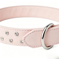 Collier pour chien en cuir PU souple de luxe, personnalisé par l'usine OEM, réglable, avec boucle à ardillon en métal et anneau en D, durable et ajustable