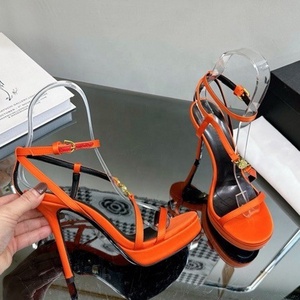 รองเท้าส้นสูงแบบส้นเข็มประดับโลหะสำหรับผู้หญิง พร้อมสายรัดข้อเท้า รองเท้าแตะแบบสวมสำหรับฤดูร้อน ทำจากผ้าซาติน พื้นรองเท้าเตี้ย - Product Image 4