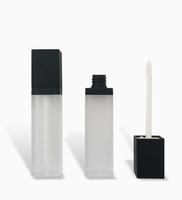 Faible QUANTITÉ MINIMALE DE COMMANDE 7ml vide carré clair givré tubes de brillant à lèvres conteneur noir bouchon blanc lipgloss