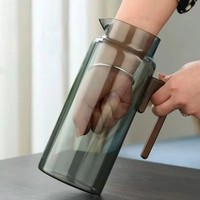 Carafe à jus en verre borosilicate gris fumé, résistante à la chaleur, faite à la main, de luxe moderne, 1,8 L, avec bec verseur et couvercle, pour jus de fruits, eau, milkshake