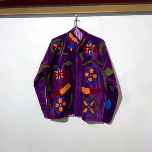 Blazer brodé artisanal, broderie florale vive jaune, rouge, bleu, vert, luxe, couche extérieure en velours royal - Product Image 1
