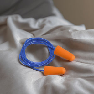 عينة مجانية من سدادات أذن العمل بشعار أحمر سدادات أذن من الفوم الاصطناعي للحد من الضوضاء - Product Image 6