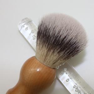 Spazzola da barba da uomo a marchio privato di 15 anni in legno e capelli sintetici vegani - Product Image 5