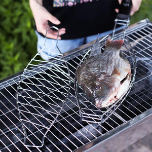 Accessoires de cuisson multifonctionnels directs d'usine pour barbecue Grille métallique antiadhésive pliante Pince à poisson pour barbecue Filet à poisson avec manche en bois - Product Image 4