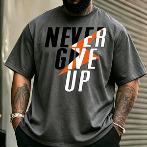 Camiseta de manga corta para hombre con estampado Never Give Up, color verde oliva, algodón, informal, cuello redondo, corte regular - Product Image 3