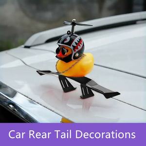 Canard de <span class=keywords><strong>voiture</strong></span> Décorations en caoutchouc pour tableau de bord Ornement Canard jaune avec mini anneau de bain Chapeau de cowboy Collier pour bureau automobile - Product Image 5