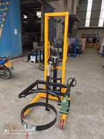 Distributeur de fûts à engrenages de 400 kg avec double pince pour le versement sécurisé de liquides chimiques