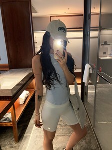 Short de yoga taille haute pour femme Peach Scrunch Butt avec blocs de couleur, idéal pour la course, l'entraînement et le cyclisme - Product Image 4