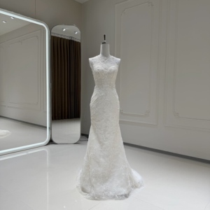 Xx105 Robe de mariée de luxe ivoire, coupe évasée, décolleté cœur, dos nu, avec appliques de dentelle florale et traîne chapelle - Product Image 1